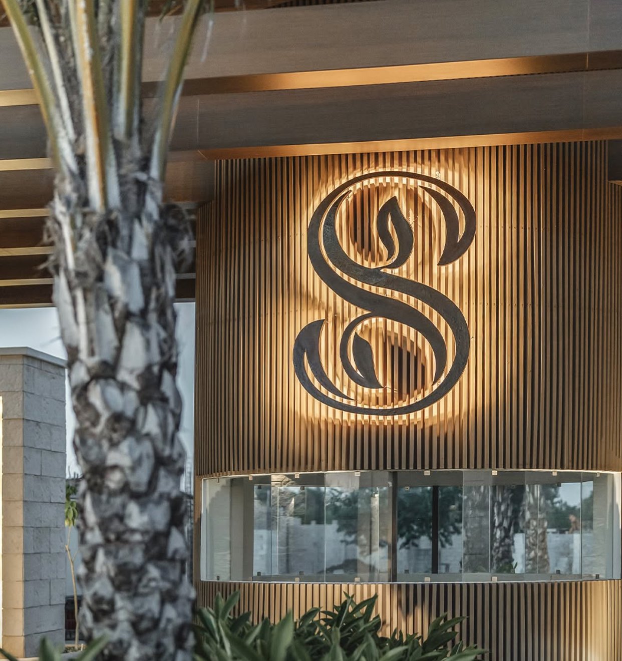 Logo Silvestre Residencial entrada iluminada madera Mérida